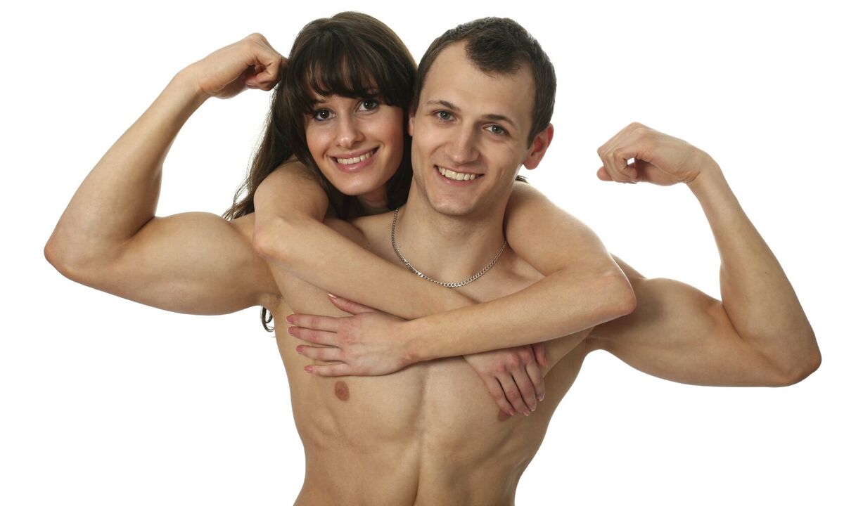 ქალი პენისის გადიდებულ მამაკაცთან ერთად