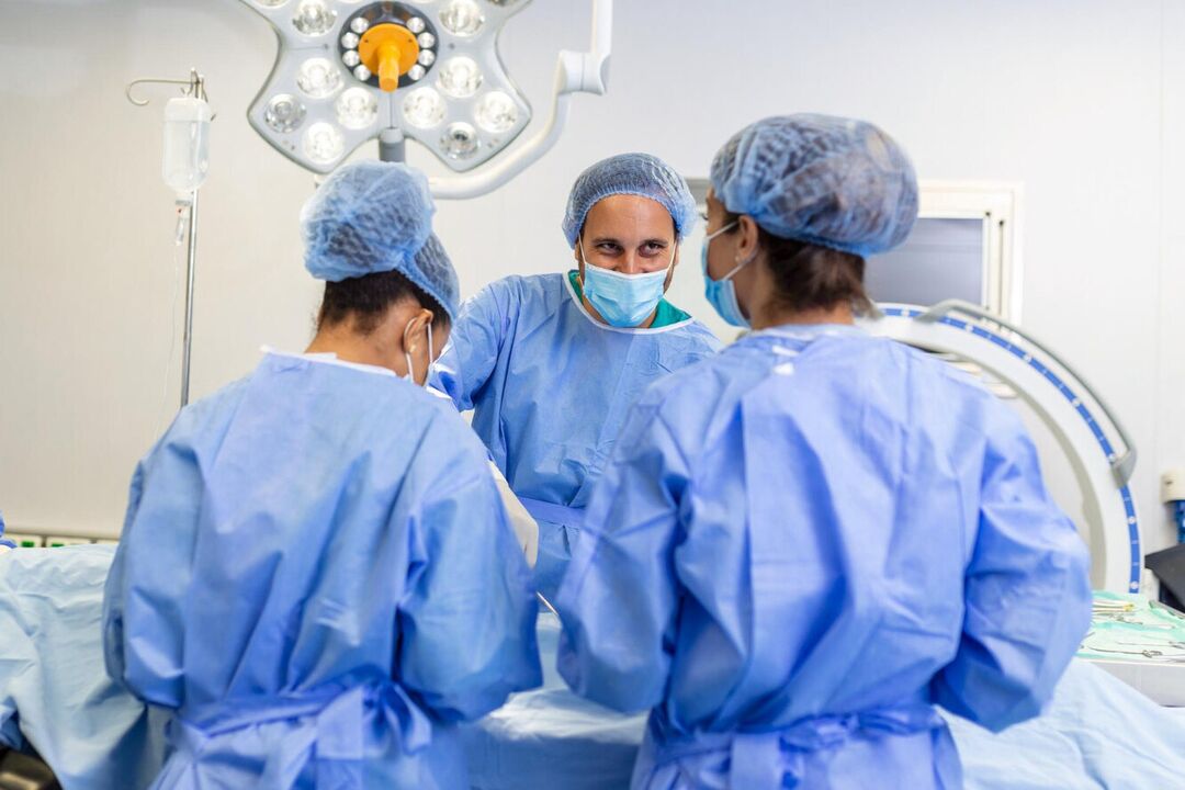 პლასტიკური ქირურგები ატარებენ ოპერაციას მამაკაცის პენისის გასადიდებლად